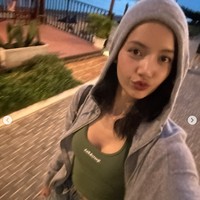 Idol yang digosipkan berpacaran dengan anak orang terkaya di dunia, Frederic Arnault itu tampil sederhana dan mementingkan kenyamanan. Salah satu foto menangkap Lisa BLACKPINK dalam balutan tanktop hijau dan short denim jeans di balik hoodie abu-abu. Foto: dok. Instagram @lalalalisa_m