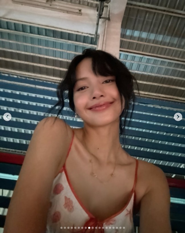 Kembali menjadi Island Girl. Di sela-sela syuting The White Lotus 3, Lisa BLACKPINK tampil manis memakai tanktop putih berpita merah, menyesuaikan iklim di negara asalnya. Foto: dok. Instagram @lalalalisa_m