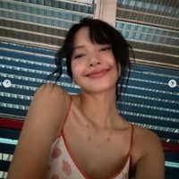 Kembali menjadi Island Girl. Di sela-sela syuting The White Lotus 3, Lisa BLACKPINK tampil manis memakai tanktop putih berpita merah, menyesuaikan iklim di negara asalnya. Foto: dok. Instagram @lalalalisa_m