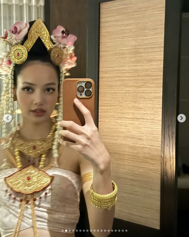 Personel grup KPop BLACKPINK asal Thailand itu mengaku bangga bisa mengenalkan budaya dari negara asalnya. Selain berdialog dalam bahasa Thailand, sebuah adegan di The White Lotus 3 menampilkan Lisa melakukan tarian tradisional untuk menyambut para tamu bule. Dia berbalut kostum tradisional Thailand yang sarat makna, bernuansa emas. Foto: dok. Instagram @lalalalisa_m