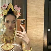 Personel grup KPop BLACKPINK asal Thailand itu mengaku bangga bisa mengenalkan budaya dari negara asalnya. Selain berdialog dalam bahasa Thailand, sebuah adegan di The White Lotus 3 menampilkan Lisa melakukan tarian tradisional untuk menyambut para tamu bule. Dia berbalut kostum tradisional Thailand yang sarat makna, bernuansa emas. Foto: dok. Instagram @lalalalisa_m