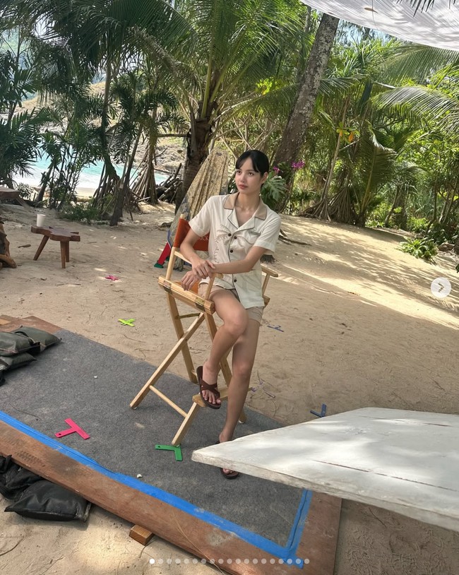 Lisa BLACKPINK mengenang momen di lokasi syuting setelah penayangan episode terakhir serial HBO, The White Lotus 3. Dia menghidupkan karakter Mook, seorang mentor kesehatan bagi tamu hotel, dalam balutan seragam bernuansa earth tone. Foto: dok. Instagram @lalalalisa_m