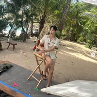 Lisa BLACKPINK mengenang momen di lokasi syuting setelah penayangan episode terakhir serial HBO, The White Lotus 3. Dia menghidupkan karakter Mook, seorang mentor kesehatan bagi tamu hotel, dalam balutan seragam bernuansa earth tone. Foto: dok. Instagram @lalalalisa_m