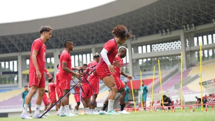 Official training Malut United di Stadion Manahan, Solo, Jawa Tengah