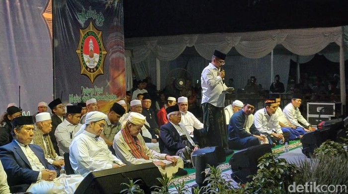 Maruf Amin dan Andra Soni menghadiri haul Sultan Maulana Hasanuddin (Arief/detikcom)
