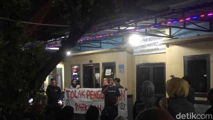 Massa pedagang hingga jukir parkiran Abu Bakar Ali Jogja menyatakan sikap menolak pembongkaran, Jumat (11/4/2025).