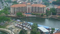 Traveler bisa langsung masuk ke dalam platform kaca dan memilih tempat duduk. Dengan perlahan, kabin kaca itu naik hingga ke puncak menara. Traveler langsung bisa melihat pemandangan indah kota Melaka dari atas ketinggian. (Wahyu/detikTravel)