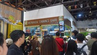 Sebelum naik ke atas menara, traveler harus beli tiket masuk dulu ya. Untuk turis mancanegera, harganya 26 Ringgit (setara Rp 98 ribuan) per orang. Karena pengunjungnya banyak, antre dulu ya! (Wahyu/detikTravel)