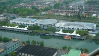 Rasanya puas bisa melihat penampakan indah kota Melaka dari atas ketinggian. Kereen ya. Di Jakarta nggak ada ini, komentar salah satu wisatawan asal Indonesia. (Wahyu/detikTravel)