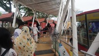 Demi alasan keamanan, platform kaca di menara ini tidak boleh diisi penuh. Jadi harus bergiliran dengan pengunjung lain. Butuh waktu kurang lebih 20 menit antre sampai bisa mendapat giliran buat menikmati pemandangan dari puncak menara Taming Sari. (Wahyu/detikTravel)