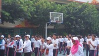 Program senam ini bertujuan untuk menanamkan tujuh kebiasaan baik pada siswa. Mulai dari bangun pagi, olahraga, beribadah, makan sehat dan bergizi, gemar belajar, dan tidur cepat. Foto: Cicin Yulianti/detikEdu