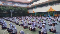 Sebelum peluncuran buku, Mendikdasmen melakukan senam Abak Indonesia Hebat terlebih dahulu bersama para guru dan siswa. Senam dipandu langsung oleh siswa. Foto: Cicin Yulianti/detikEdu