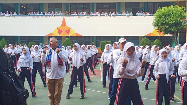 Keseruan Mendikdasmen Senam Anak Indonesia Hebat Bareng Siswa SMPN 41 Jakarta, Intip Yuk!