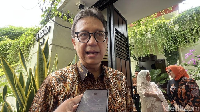 Menkes Budi Gunadi Sadikin di kediaman Jokowi, Jumat (11/4/2025). Menkes Budi Gunadi Sadikin di kediaman Jokowi, Jumat (11/4/2025). minimnya dokter