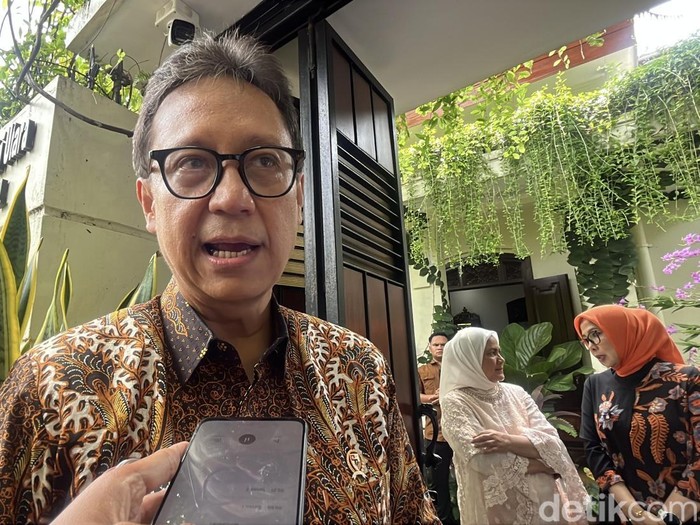 Menkes Budi Gunadi Sadikin di kediaman Jokowi, Jumat (11/4/2025).