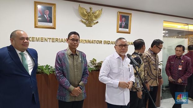 Menko Pangan Zulkifli Hasan saat konferensi pers di kantornya, Jakarta, Jumat (11/4/2025). (CNBC Indonesia/Martyasari Rizky)