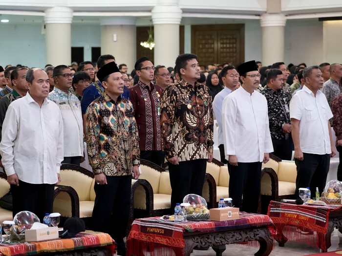 Menteri Sosial Saifullah Yusuf (Gus Ipuĺ) saat dialog Pilar Sosial dan Sosialisasi Sekolah Rakyat di Aula Raja Inal Siregar, Kantor Gubernur Sumatera Utara.