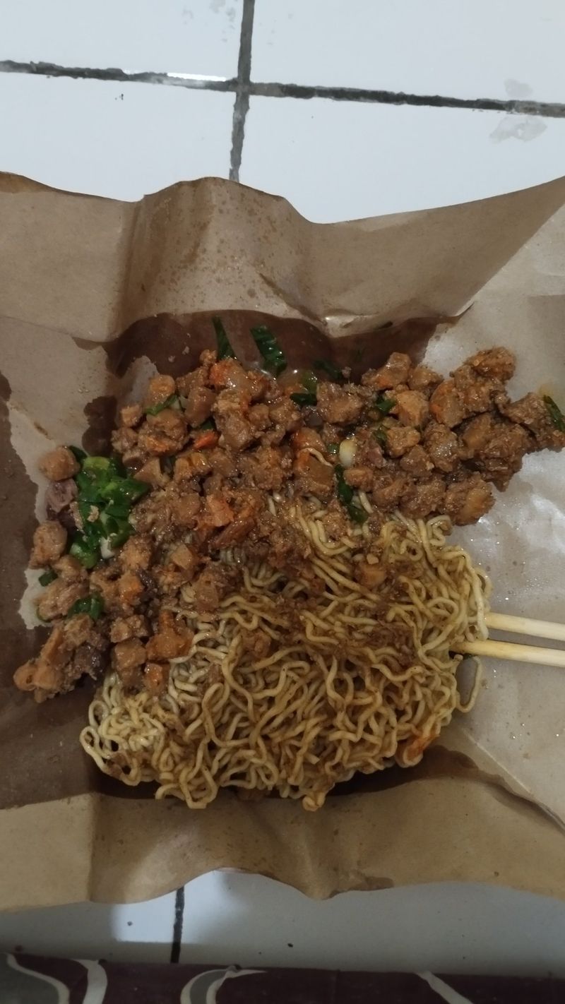 Mie Ayam Dibungkus Pakai Kertas Nasi Jadi Perdebatan, Kok Bisa?