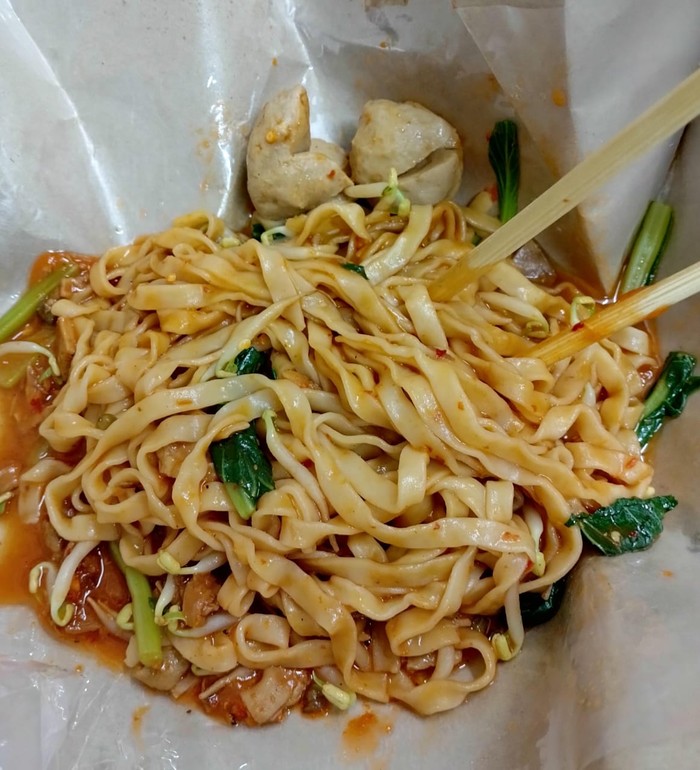 Mie Ayam Dibungkus Pakai Kertas Nasi Jadi Perdebatan, Kok Bisa?