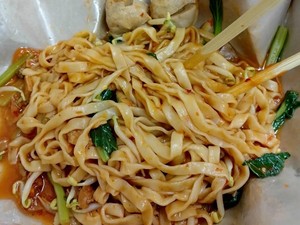Mie Ayam Dibungkus Pakai Kertas Nasi Jadi Perdebatan, Kok Bisa?