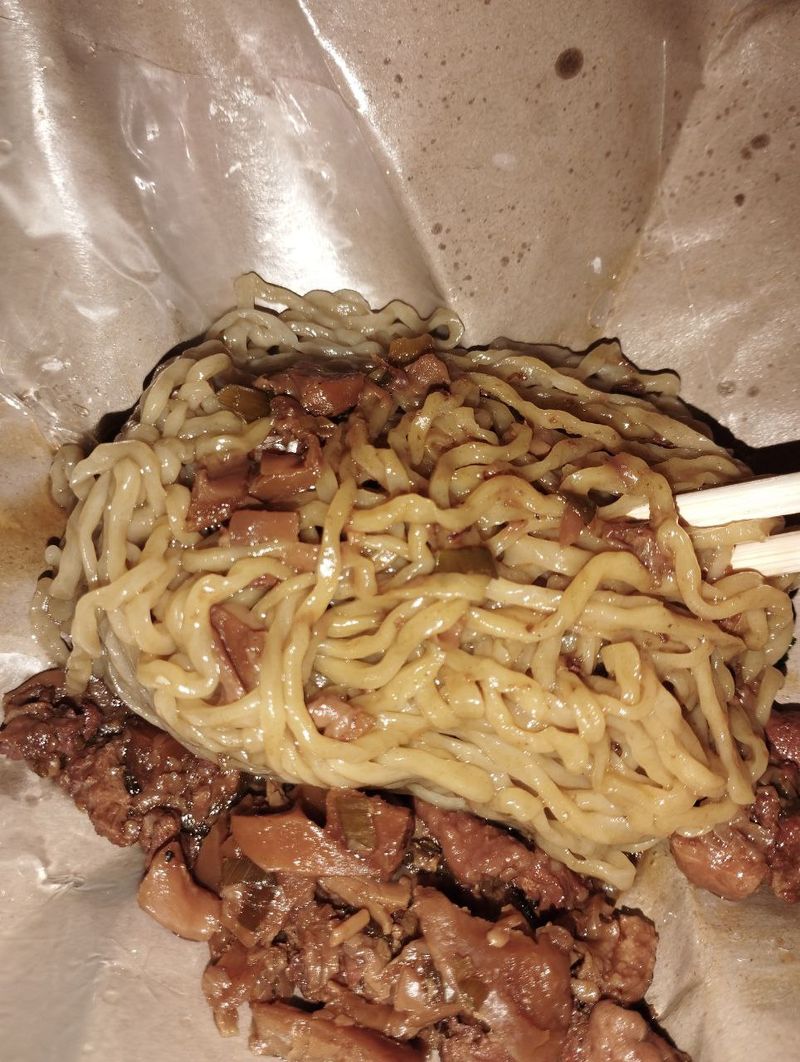 Mie Ayam Dibungkus Pakai Kertas Nasi Jadi Perdebatan, Kok Bisa?