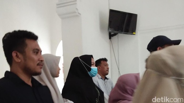 Mira Hayati (tengah) usai menjalani persidangan di PN Makassar.