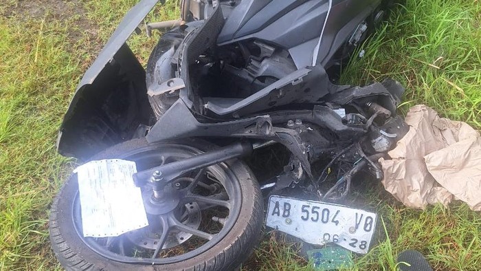Kondisi sepeda motor pasutri yang rusak parah usai terlibat kecelakaan di Kalibawang, Kulon Progo, Jumat (11/4/2025)