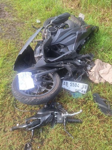 Kondisi sepeda motor pasutri yang rusak parah usai terlibat kecelakaan di Kalibawang, Kulon Progo, Jumat (11/4/2025)