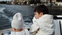 Nikita tidak memberikan tanda lokasi dalam postingan itu. Namun, dari foto-foto yang diunggah diyakini mereka pelesiran di Danau Como di Italia. (Instagram Nikita Willy)
