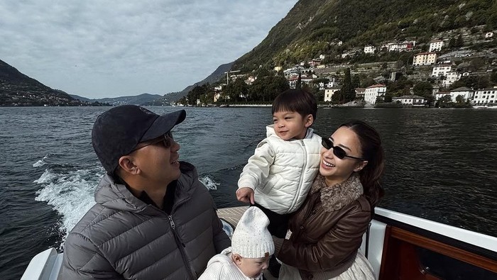 Nikita Willy dan keluarga liburan ke Danau Como, Italia