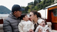 Danau Como memang menjadi tempat peristirahatan bangsawan Romawi sejak zaman kuno. Danau itu kerap masuk dalam karya penulis, seniman, dan traveler. Di tepi danau itu terdapat desa-desa klasik. Daya tarik utamanya bukan hanya alam, tapi juga perpaduan antara arsitektur klasik, budaya lokal, dan eksklusivitas. (Instagram Nikita Willy)