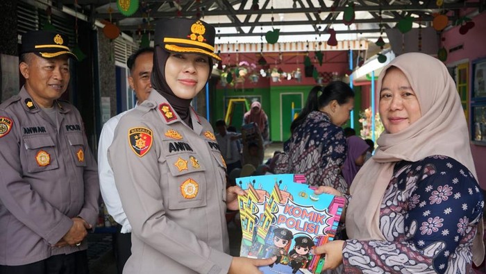Kapolres Magelang Kota, AKBP Anita Indah Setyaningrum, saat membagikan buku Komik Polisi ke TK Kemala Bhayangkari, Rabu (9/4/2025).