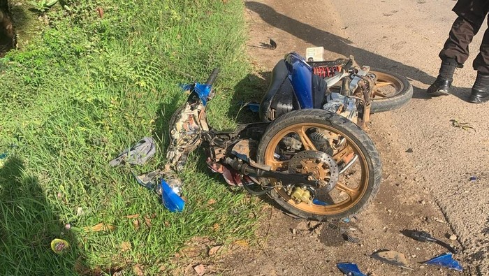 Dua sepeda motor saling tabrakan atau adu banteng saat hendak menyalip di Kabupaten Pangkep, Sulawesi Selatan (Sulsel).