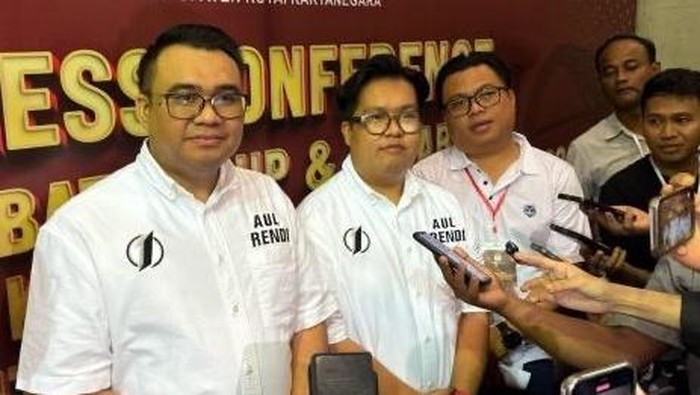 Pasangan Aulia-Rendi usai menghadiri debat PSU Kukar 2025.