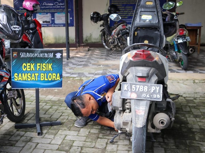 Pelaksanaan program Pemutihan Pajak Kendaraan Bermotor 2025 di UPPD Samsat Blora, Jumat (11/4/2025).