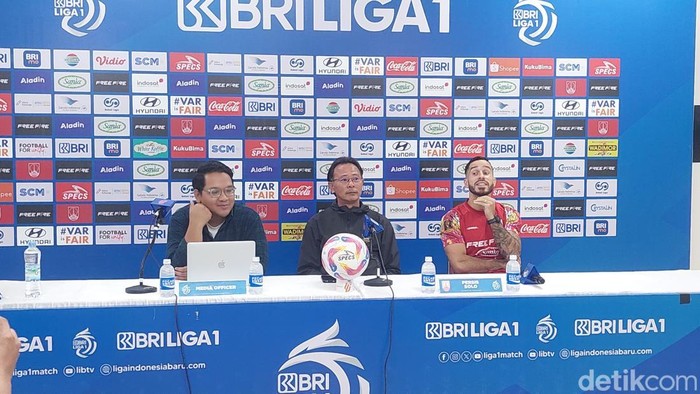 Pelatih Persis Solo Ong Kim Swee (tengah) saat konferensi pers di Stadion Manahan Solo, Jumat (11/4/2025).