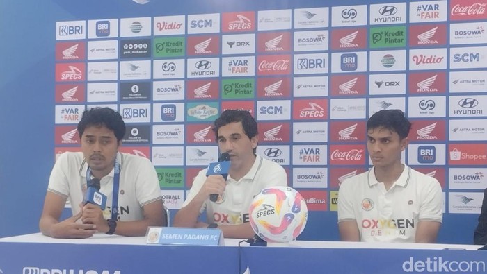 Pelatih Semen Padang FC Eduardo Almeida saat sesi konferensi pers usai laga di Stadio BJ Habibie.