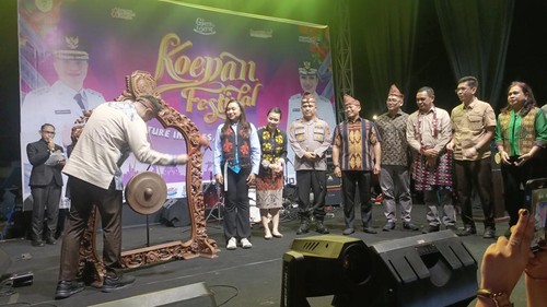Pembukaan Festival Koepan di Alun-alun Kota Kupang, Jumat (11/4/2025). (Simon Selly/detikBali)