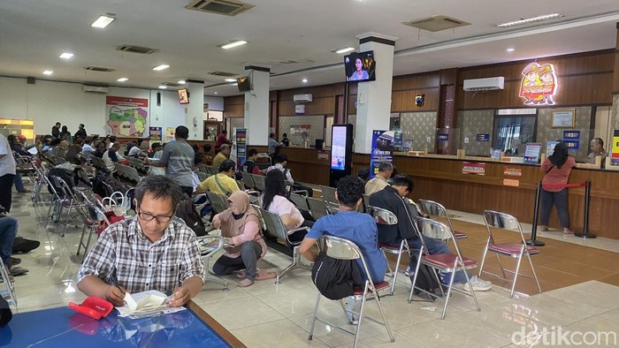 Suasana Kantor Samsat III Kota Semarang, Kelurahan Krapyak, Kecamatan Semarang Barat, Kota Semarang, Jumat (11/4/2025).