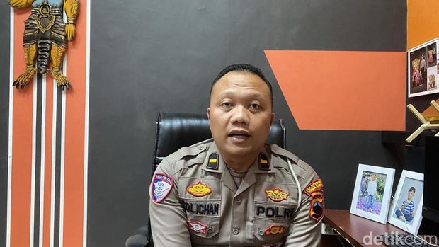 Kasubnit STNK Regident Satlantas Polrestabes Semarang, Ipda Solichan di Kantor Samsat III Kota Semarang, Kelurahan Krapyak, Kecamatan Semarang Barat, Kota Semarang, Jumat (11/4/2025).