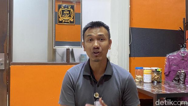 Kasi Pajak Kendaraan Bermotor PPD Kota Semarang, Arif Adi Nugraha di Kantor Samsat III Kota Semarang, Kelurahan Krapyak, Kecamatan Semarang Barat, Kota Semarang, Jumat (11/4/2025).