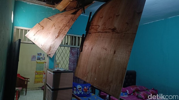 Penampakan rumah di Kota Bogor rusak usai gempa M 4,1. (Rizky/detikcom)