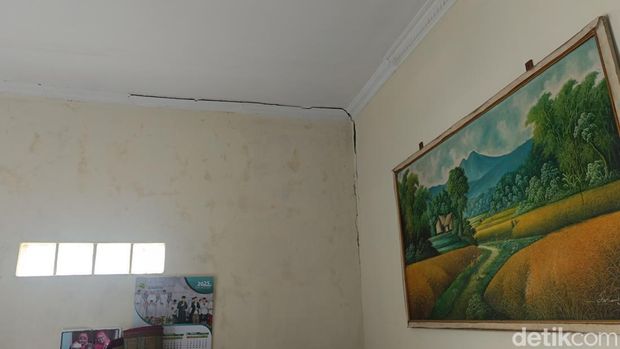 Penampakan rumah di Kota Bogor rusak usai gempa M 4,1. (Rizky/detikcom)