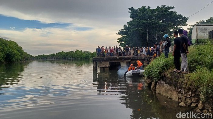 Pencarian bocah korban tenggelam di sungai Kalibone Pangkep.