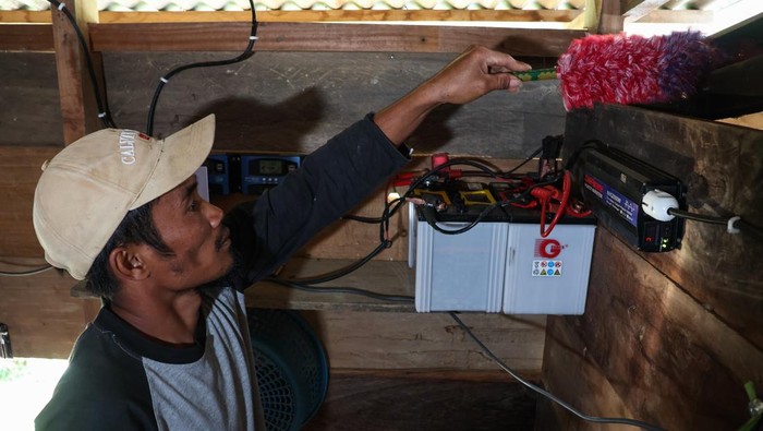 Penggunaan panel surya di daerah terpencil di Luwu Utara Seorang warga mencuci pakaian menggunakan mesin cuci dengan aliran listrik dari panel surya di rumahnya di Desa Embonatana, Kecamatan Seko, Sulawesi Selatan, Kamis (10/4/2025). Sebagian warga di daerah terpencil tersebut menggunakan panel surya untuk memenuhi kebutuhan listrik mereka karena wilayah itu belum dijangkau jaringan listrik dari PLN. ANTARA FOTO/Arnas Padda/nz