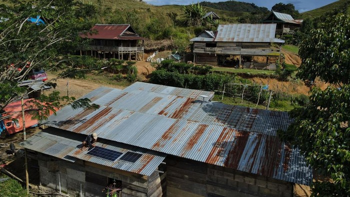 Penggunaan panel surya di daerah terpencil di Luwu Utara Seorang warga mencuci pakaian menggunakan mesin cuci dengan aliran listrik dari panel surya di rumahnya di Desa Embonatana, Kecamatan Seko, Sulawesi Selatan, Kamis (10/4/2025). Sebagian warga di daerah terpencil tersebut menggunakan panel surya untuk memenuhi kebutuhan listrik mereka karena wilayah itu belum dijangkau jaringan listrik dari PLN. ANTARA FOTO/Arnas Padda/nz