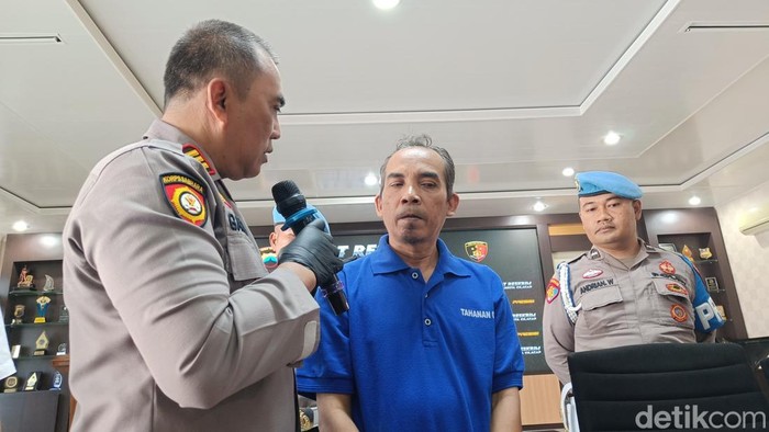 Kapolsek Nusawungu, AKP Gatot Tri Hartanto menginterogasi pelaku penipuan kerja ke Jepang di Mapolresta Cilacap, Jumat (11/4/2025).