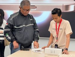 Keramaian Penjualan Perdana iPhone 16 di Indonesia