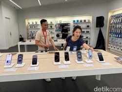 Keramaian Penjualan Perdana iPhone 16 di Indonesia