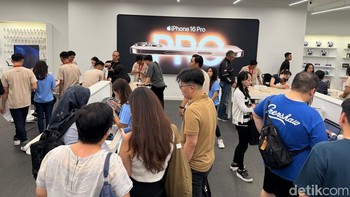 Puluhan pelanggan sudah memadati gerai iBox untuk menjadi yang pertama memiliki iPhone 16 series.  “Senang banget akhirnya iPhone 16 resmi dijual di Indonesia. Saya sudah nunggu lama buat upgrade ke Pro Max,” ujar Excle, salah satu konsumen yang melakukan preorder. Foto: Adi Fida Rahman/detikinet